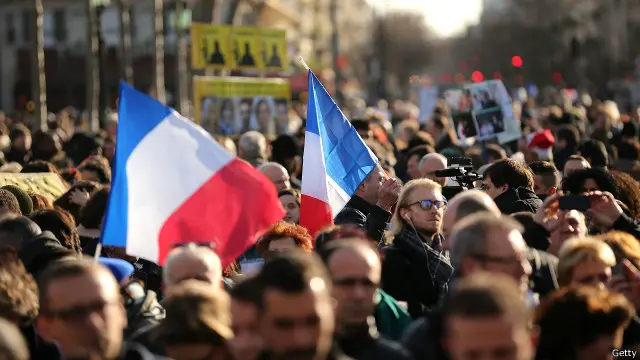 مردم پیش از شروع راهپیمایی در میدان جمهوری (رپوبلیک) پاریس جمع شده‌اند