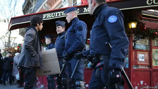 تستمر الشرطة في البحث عن أي أشخاص يحتمل تواطؤهم مع المسلحين.