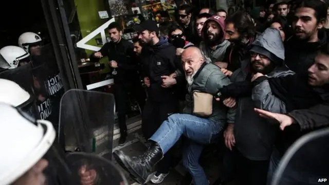 دولت که در تلاش است اصلاحاتی در برنامه اقتصادی ایجاد کند، اغلب با اعتراضات خشونت آمیز روبرو می شود