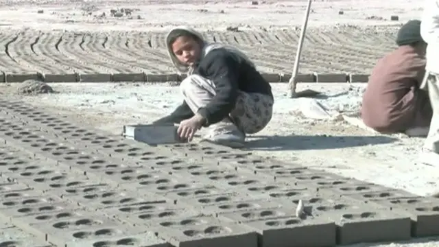 فقر اقتصادی باعث می‌شود که بعضی خانواده‌ها کودکانش را به کار اجباری روان کنند 