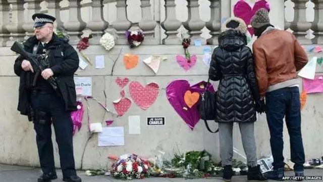 在伦敦的法国大使馆外,也有人留下了鲜花等。