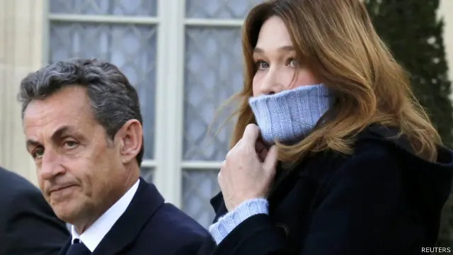 نیکولا سرکوزی، رئیس‌جمهوری سابق فرانسه و همسرش کارلا برونی سارکوزی برای مراسم به کاخ الیزه رفته‌اند