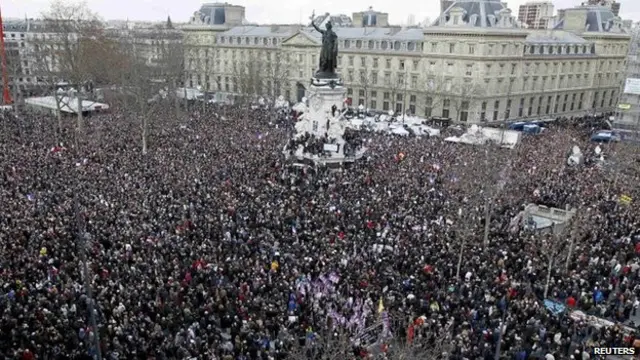 استهل المحتشدون المسيرة بترديد النشيد الوطني الفرنسي.