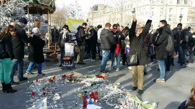 60岁的法国女画家Anotha也参加了大游行,并高高举起“自由”的标语牌。她表示,参加游行是为自由抗争。她还表示,大家一定不能“跪下来求饶”。(摄影翁素云)