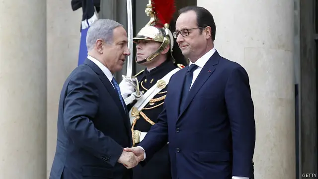 فرانسوا اولاند (راست) و بنیامین نتانیاهو. آقای نتانیاهو گفته است کشته‌شدگان یهودی برای خاکسپاری به اسرائیل برده می‌شوند