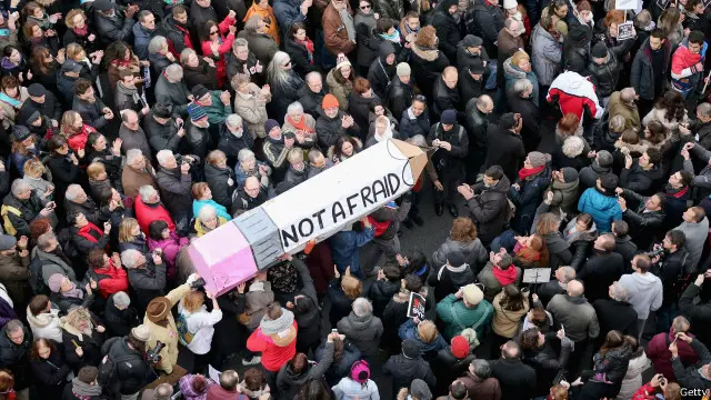 صحافی، جو آزادئ اظہار کی بحث میں صفِ اول میں ہیں، کے لیے اس مسئلے کو بلیک اینڈ وہائٹ میں دیکھنا آسان نہیں ہے