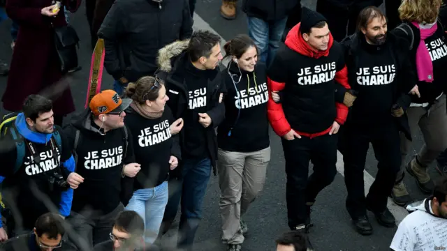 Warga bergandengan tangan