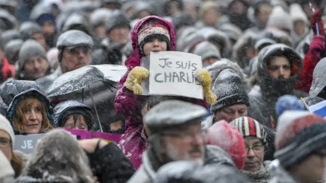 很多人高举“我是查理”的字牌。