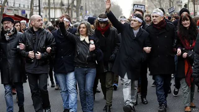 دکتر پتریک پلو (سوم از راست) پزشکی که از کارکنان نشریه شارلی ابدو است همراه سایر کارکنان نشریه در راهپیمایی شرکت کرده