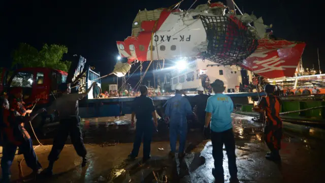  ایئر ایشیا کا جہاز 28 دسمبر کو انڈونیشیا کے شہر سورابایا سے سنگاپور جا تے ہوے خراب موسم میں لاپتا ہوگیا تھا۔