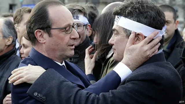 فرانسیسی صدر چارلی ایبڈو کے ایک صحافی کو تسلی دیتے ہوئے