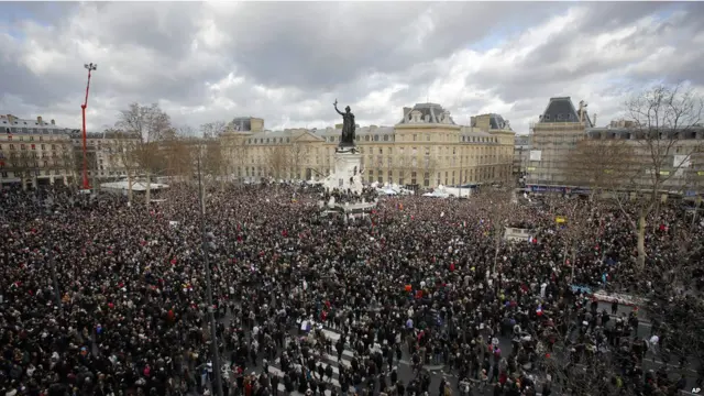 Paris'teki yürüyüşe bir milyondan fazla kişi katıldı.Organizasyon yetkilileri katılımcı sayısının bir-buçuk milyonu aşmış olabileceğini söyledi.