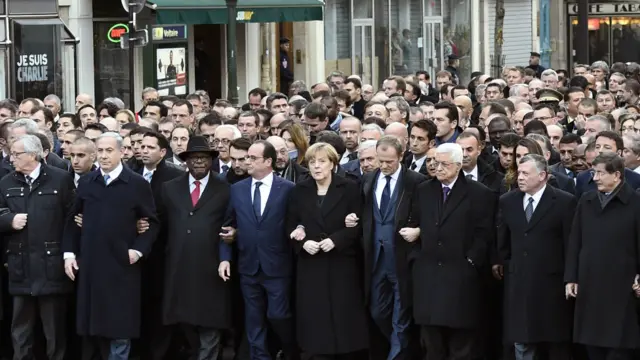 Yürüyüşe katılan liderler kol kola yürüdü. Yürüyüşe Başbakan Ahmet Davutoğlu dahil 40'tan fazla lider katıldı.