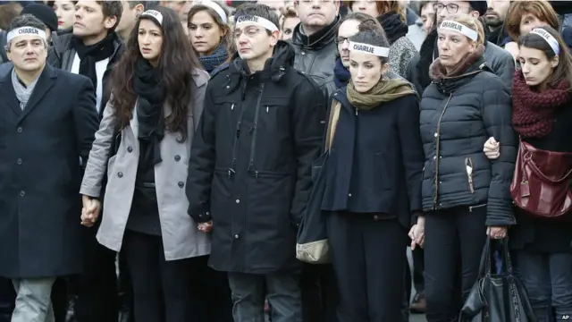 Yürüyüşte, saldırıda hayatını kaybedenlerin yakınları ve Charlie Hebdo personeli ön saflarda yer aldı.