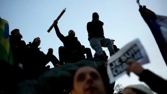 Bir çok kişi yürüyüşe kurşun kalemle katıldı.