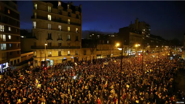 Kalabalık Place de la Nation'a (Ulus Meydanı) hava karardıktan sonra vardı.