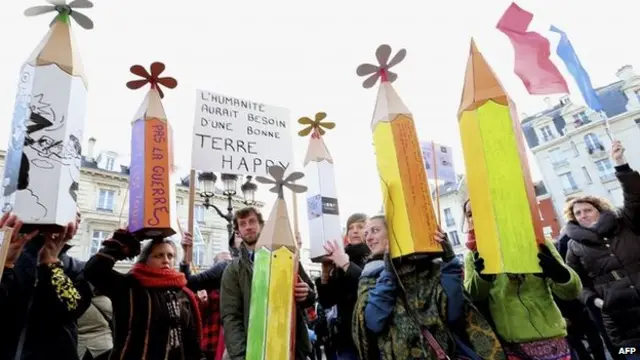 ریلی میں شریک لوگوں میں کئی نے پنسل اور قلم اٹھا رکھے تھے