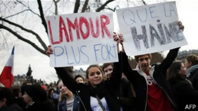 Para estos manifestantes, "El amor es más fuerte que el odio".