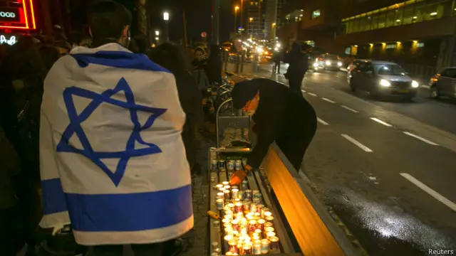 Прохожий с израильским флагом