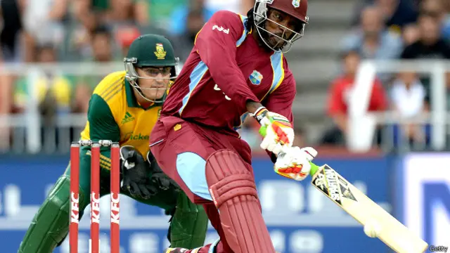 کرس گیل کو ان کی آتشی بلے بازی کے لیے مین آف دا میچ کے اعزاز سے لگاتار دوسری بار نوازا گیا