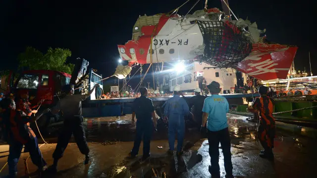 گذشتہ دنوں ایئر ایشیا کے حادثے کا شکار طیارے کا عقبی حصہ پانی سے باہر نکالا گیا تھا لیکن بلیک باکس اس میں نہیں تھا