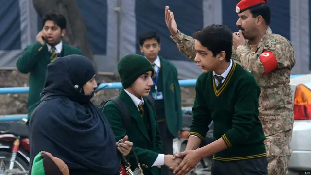 پاکستان کے صوبہ بلوچستان کے علاوہ ملک کے مختلف علاقوں کی طرح پشاور میں آج سکول دوبارہ سے کھل گئے ہیں۔