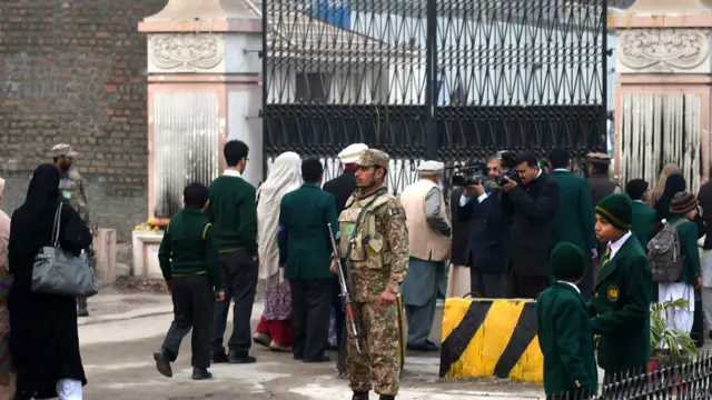 آئی ایس پی ار کی جانب سے ایک بیان میں کہا گیا ہے کہ بّری فوج کے سربراہ جنرل راحیل شریف آرمی پبلک سکول پشاور میں موجود ہیں جہاں وہ بچوں کا استقبال کر رہے ہیں۔