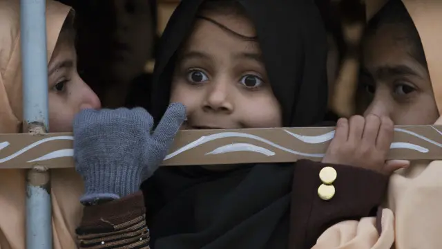 سکول کھلنے پر بچے خوش تو ہیں یلکن والدین کی شکایت ہے کہ غیر معمولی سکیورٹی ان کے بچوں کے لیے تناؤ کا باعث ہے