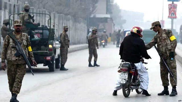پشاور میں سکیورٹی کے سخت انتظامات تھے۔ 