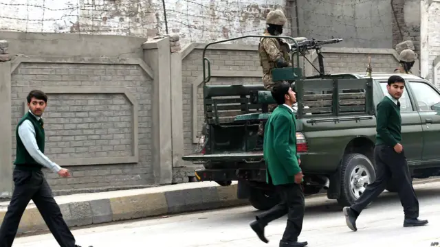 اہم شہر میں عوام میں سکولوں کی سکیورٹی کے حوالے سے ملے جلے تاثرات پائے جاتے ہیں اور بظاہر والدین سکول کھلنے سے چند گھنٹے پہلے تک اس مخمصے میں تھے کہ آیا بچوں کو سکول بھیجا جائے کہ نہیں۔