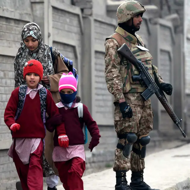 بعض والدین کے مطابق وہ پیر کو پہلے اپنے بچوں کے سکول میں جائیں گے اور اگر وہ وہاں سکیورٹی کے انتظامات سے مطمئن ہوئے تو پھر اگلے روز یعنی منگل کو اپنے بچوں کو سکول بھیجیں گے۔