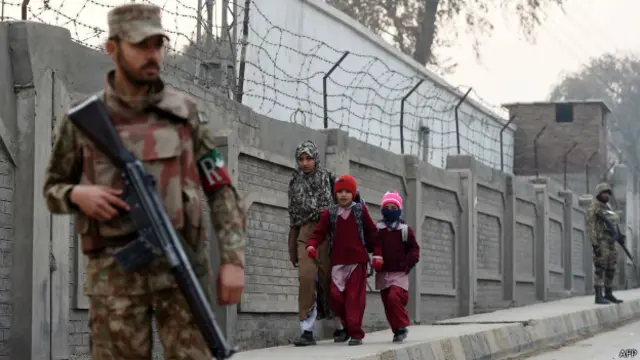 पेशावर सैनिक स्कूल के बच्चे