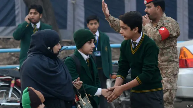 पेशावर सैनिक स्कूल के बच्चे