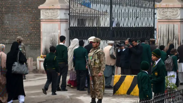 पेशावर सैनिक स्कूल के बच्चे