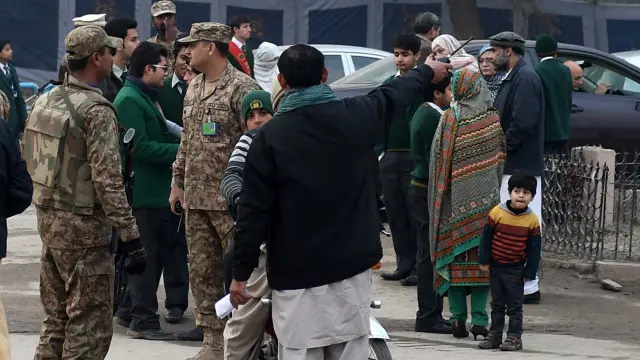 सैनिक स्कूल में पढ़ने वाले बच्चों के अभिभावक उन्हें स्कूल के गेट पर छोड़कर जाते हुए. 