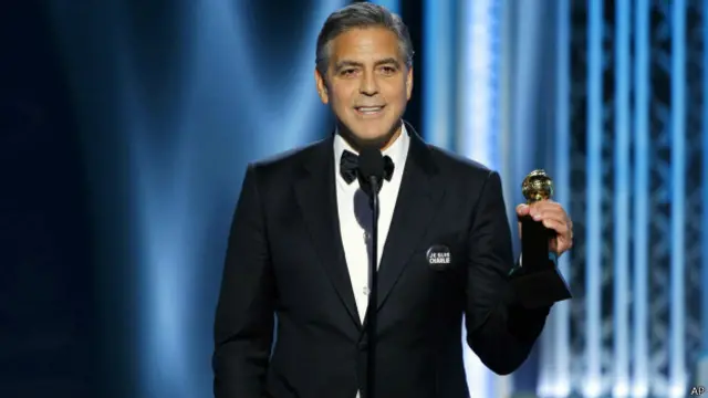 George Clooney y su esposa Amal lucieron chapas con el lema "Je Suis Charlie" en el traje y en el bolso.