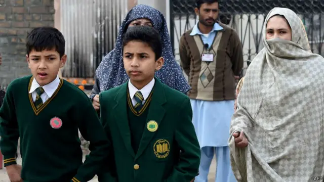 Escolares regresan a la escuela en Pakistán