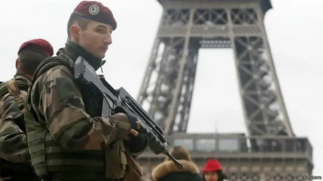 جندي فرنسي أمام برج ايفل