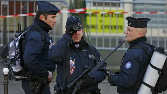 французские полицейские