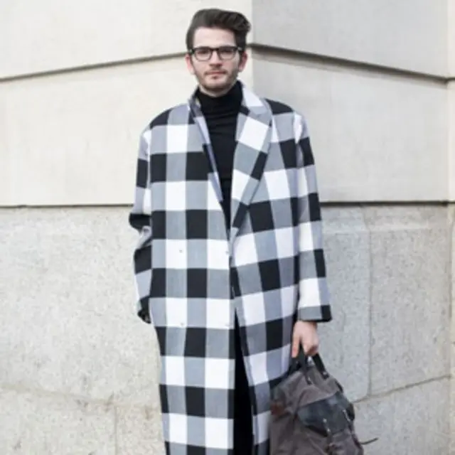 音樂人哈德森應景的「比薩」頭和黑白格大衣造型