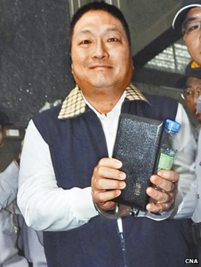 王令麟從台北地方法院檢察署押送監獄（台灣中央社圖片1/11/2013）