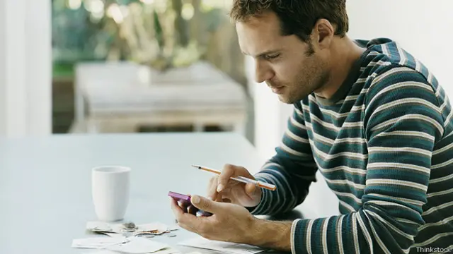 Мужчина с калькулятором