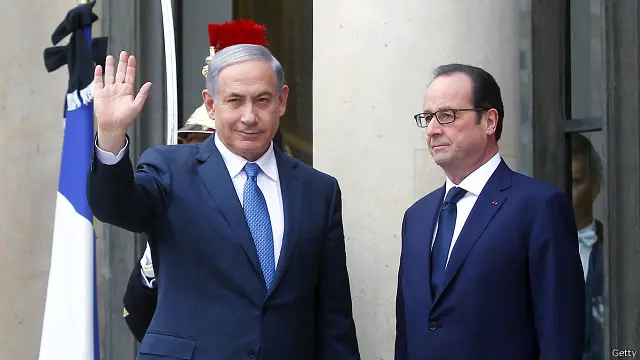 رسانه‌های اسرائیلی می‌گویند فرانسوا اولاند در طول سفر آقای نتانیاهو نارضایتی خود را از حضور او بروز داده است