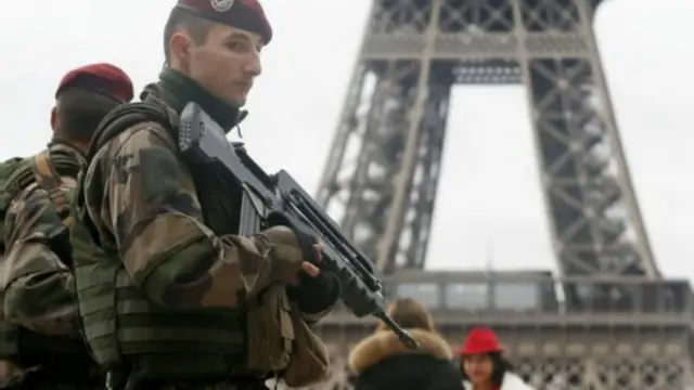 La France a décidé de renforcer la sécurité dans les rues suite aux attentats. 