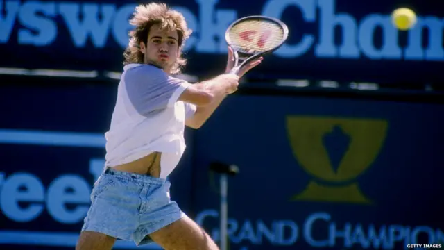 இருபது ஆண்டுகள் டென்னிஸ் உலகில் வலம் வந்த அமெரிக்காவின் ஆண்ட்ரே அகாசி 870 ஆட்டங்களில் வென்றுள்ளார். அவர் 60 ஏடிபி பட்டங்களையும், 8 கிராண்ட் ஸ்லாம் பட்டங்களையும் வென்றுள்ளார்.