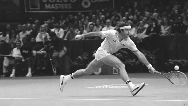 அர்ஜெண்டினாவின் கில்லர்மோ விலாசும் இந்த மூவருக்கும் சளைத்தவரில்லை. ஃபெடரரை விட சற்றுகுறைவான ஆட்டங்களில் அவர் வென்றுள்ளார். ஆதாவது 929 ஆட்டங்களில். களிமண் ஆடுகளங்களில் அவர் தொடர்ச்சியாக பெற்றிருந்த 54 வெற்றிகளை பின்னர் ரஃபேல் நடால் முறியடித்தார்.