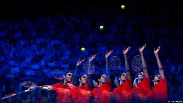 பிரிஸ்பேனில் நடைபெற்ற போட்டியில் மிலோஸ் ரவோனிக்கை வென்றதன் மூலம் ஃபெடரர் தனது 1000ஆவது ஆட்டத்தில் வென்ற பெருமையைப் பெற்றார். 17 கிராண்ட் ஸ்லாம் பட்டங்களையும் அவர் வென்றுள்ளார்.