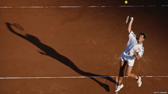 நான்கு முறை டேவிஸ் கோப்பையை வென்றவரும், உலகத் தரப்பட்டியலின் முதலிடத்தில் முன்னர் இருந்தவருமான ஸ்வீடனின் ஸ்டெஃபான் எட்பர்க் 801 ஆட்டங்களில் வென்றுள்ளார். 