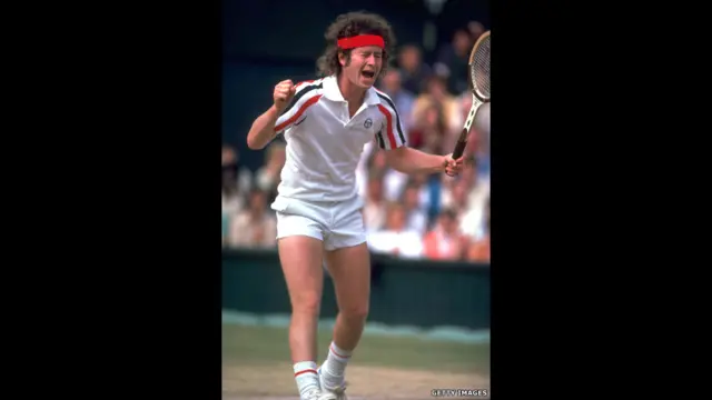 அதிக ஆட்டங்களை வென்றவர்களின் பட்டியலில் ஐந்தாவது இடத்தில் இருப்பவர் ஜான் மெக்கென்ரோ. அவர் 875 ஆட்டங்களில் வென்றுள்ளார். அவர் பதின்பருவத்தில் இருந்தபோது, 1977 ஆம் ஆண்டு தனது முதல் கிராண்ட் ஸ்லாம் பட்டத்தை வென்றார். அந்த ஆண்டு பிரெஞ்சு ஓபன் டென்னிஸ் போட்டியில் கலப்பு இரட்டையர் ஆட்டத்திலேயே முதல் கிராண்ட் ஸ்லாம் பட்டத்தை மெக்கென்ரோ வென்றார்.