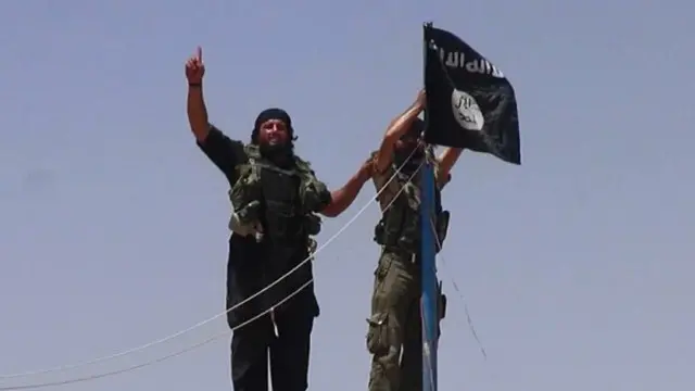 جانے کیوں داعش کے مظالم پر دل دہل دہل جاتا ہے اور شہرِ امن (مکہ) میں سرِ عام سرکاری تلوار سے ایک مجرمہ کی گرد اڑانے کے انصاف پر دل عش عش کر اٹھتا ہے